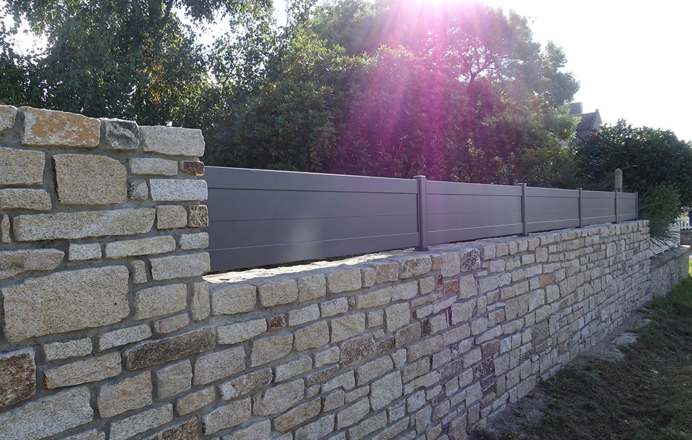 wunderschöne Steinmauer mit WPC-Zaun kombiniert